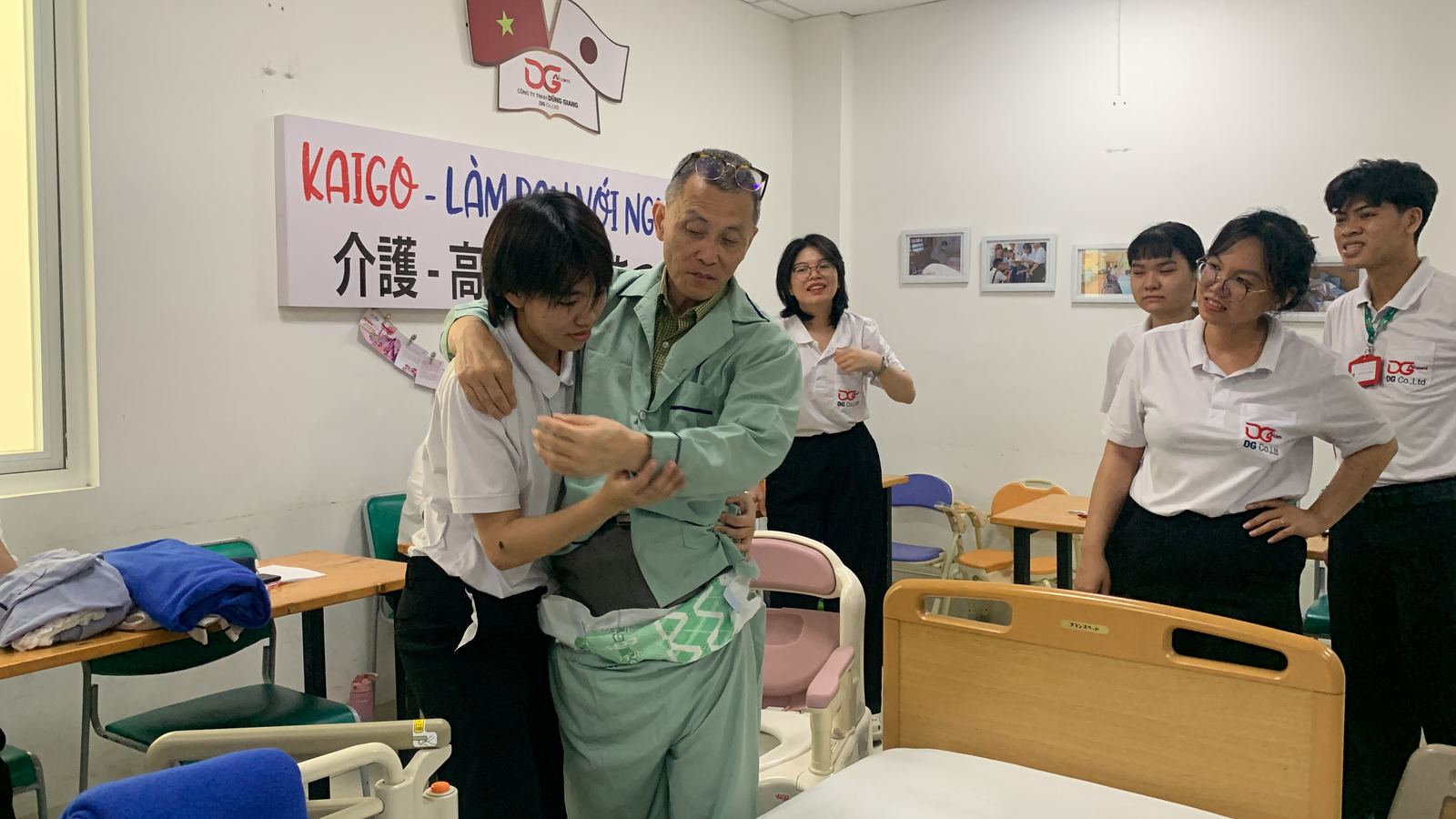 Cô Hải giao lưu cùng học viên trong lớp học NOZOMI