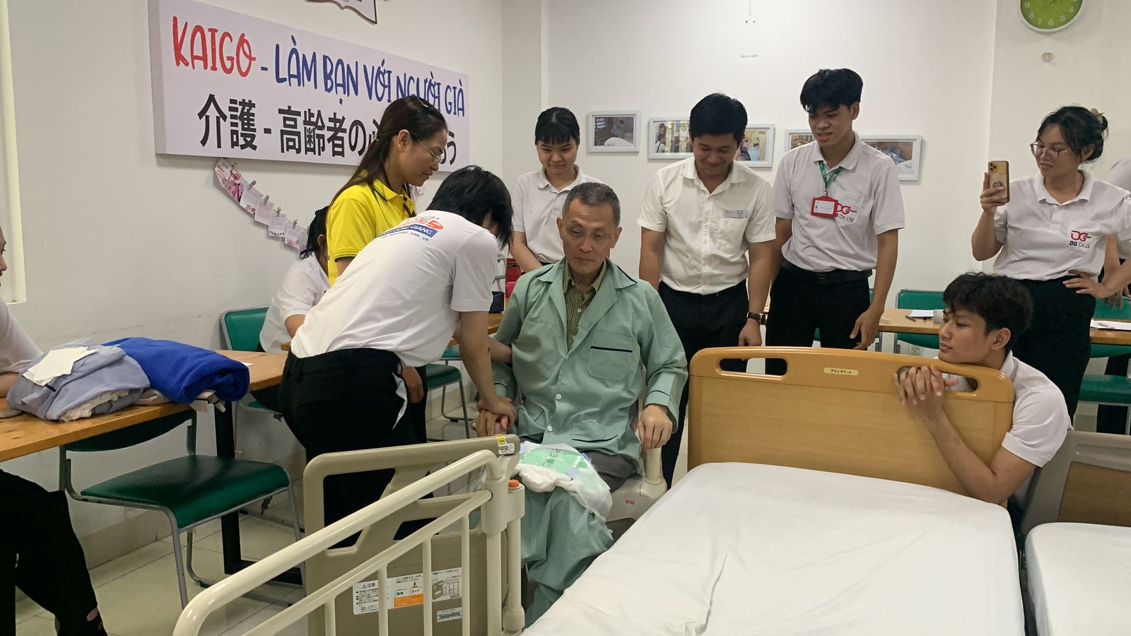 Hoạt động hướng dẫn thực hành chăm sóc tại lớp NOZOMI