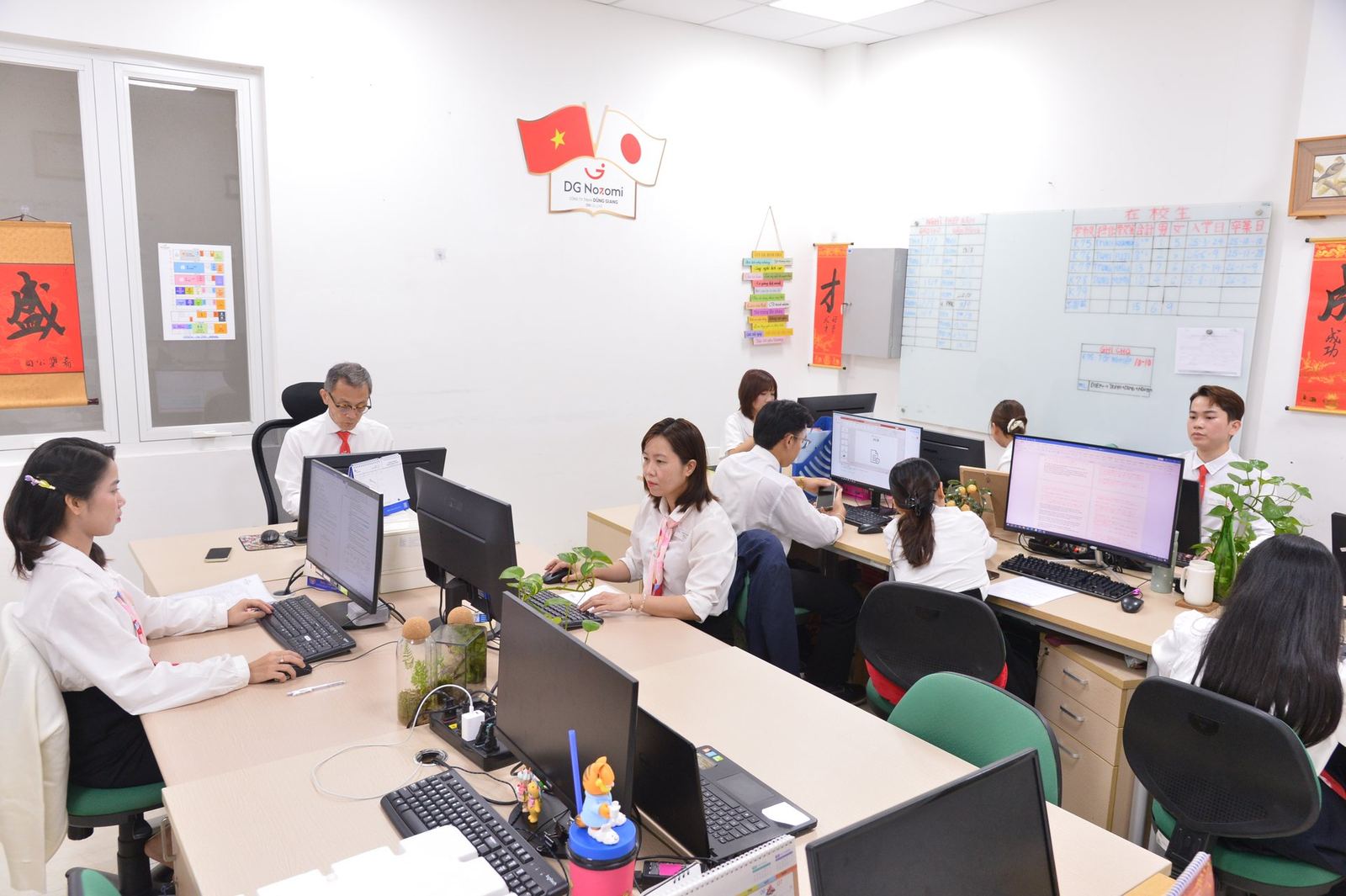 Đội ngũ NOZOMI làm việc tại văn phòng
