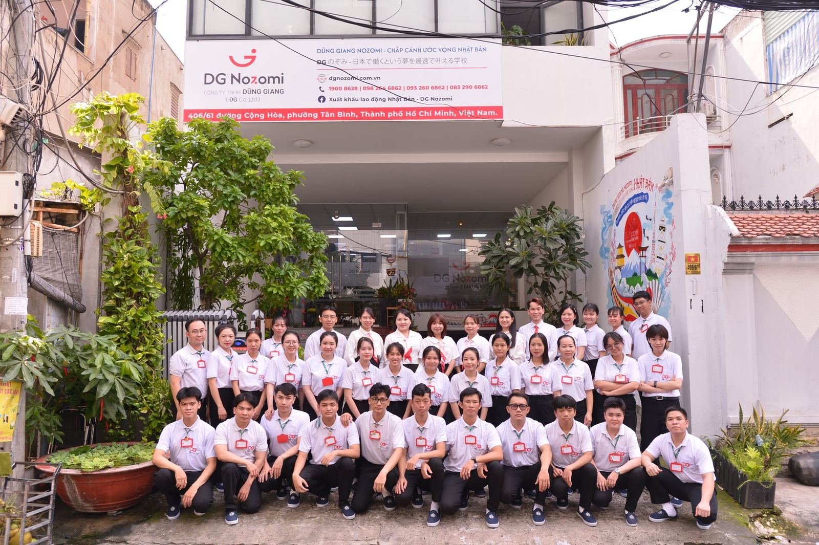 Học viên và đội ngũ NOZOMI trong ngày tốt nghiệp